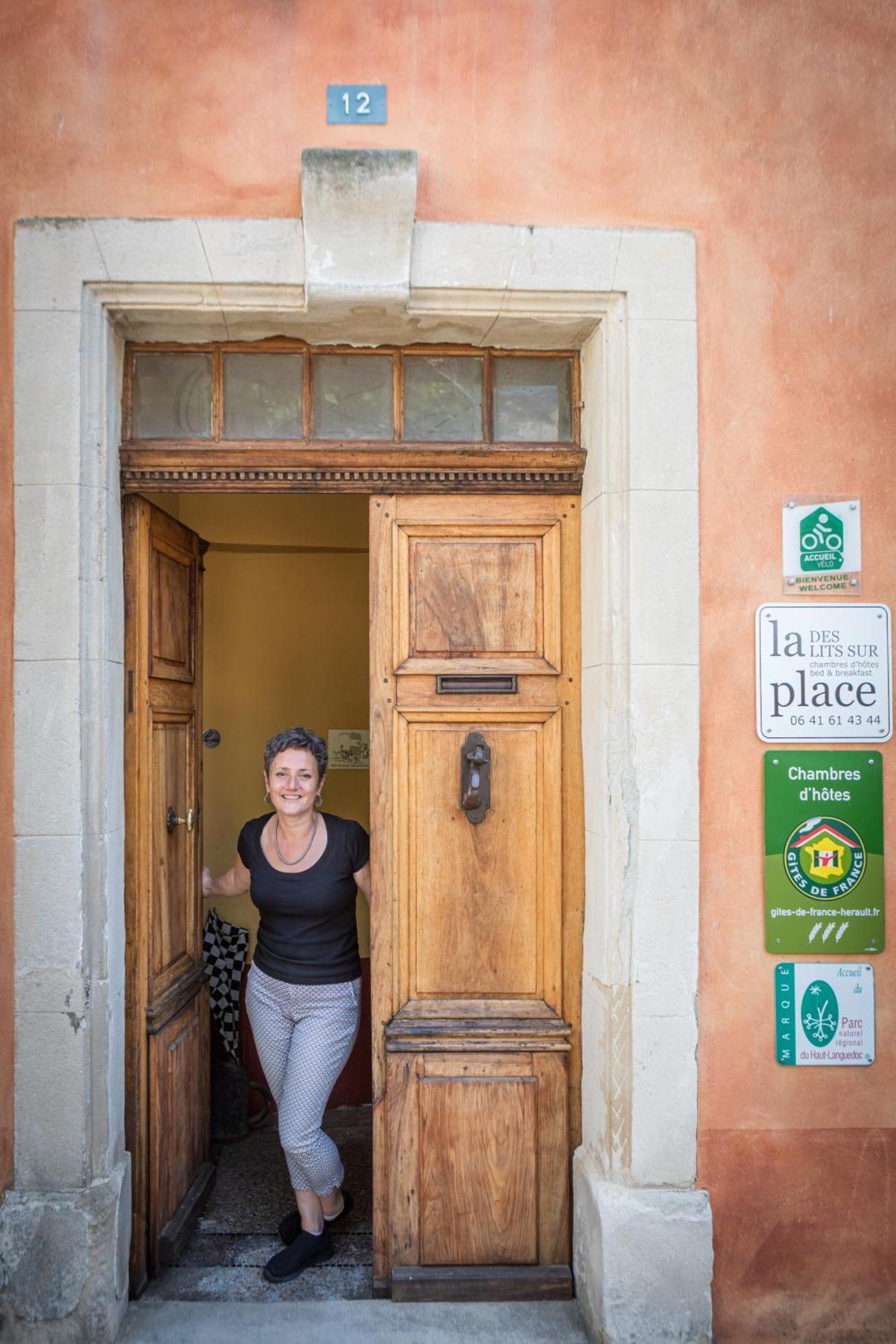 Des Lits Sur La Place Hérépian Exteriér fotografie