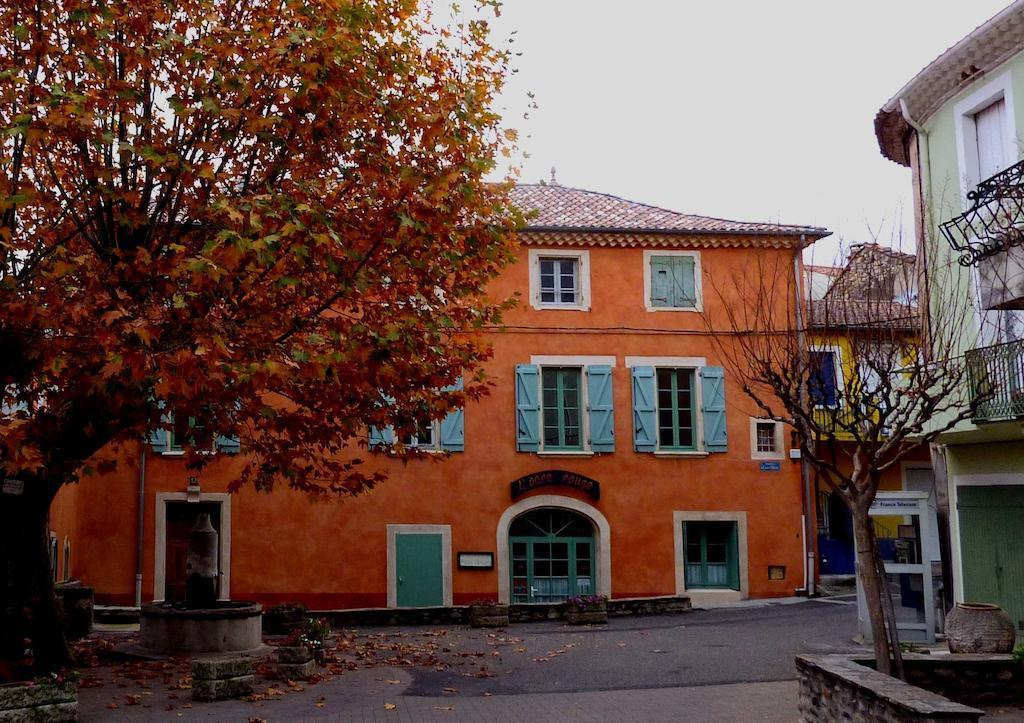 Des Lits Sur La Place Hérépian Exteriér fotografie